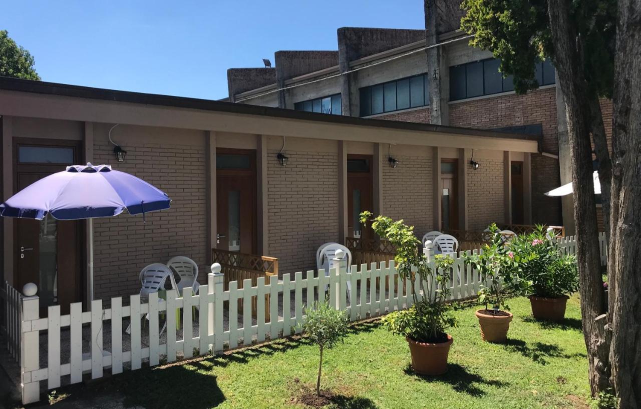פסקיארה דל גארדה Hotel Johnson מראה חיצוני תמונה