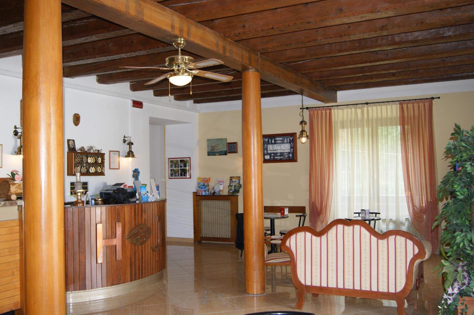 פסקיארה דל גארדה Hotel Johnson מראה חיצוני תמונה