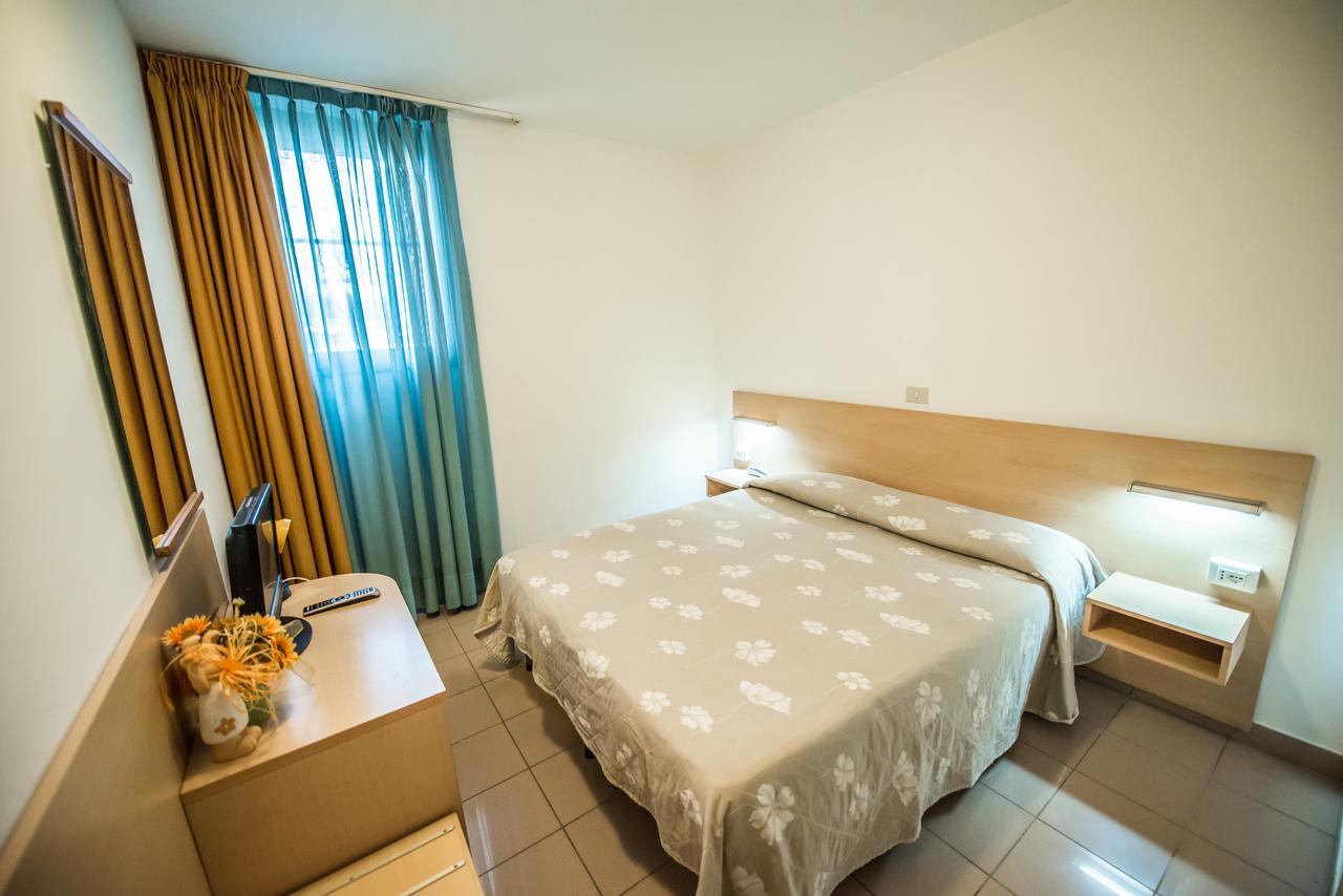 פסקיארה דל גארדה Hotel Johnson מראה חיצוני תמונה