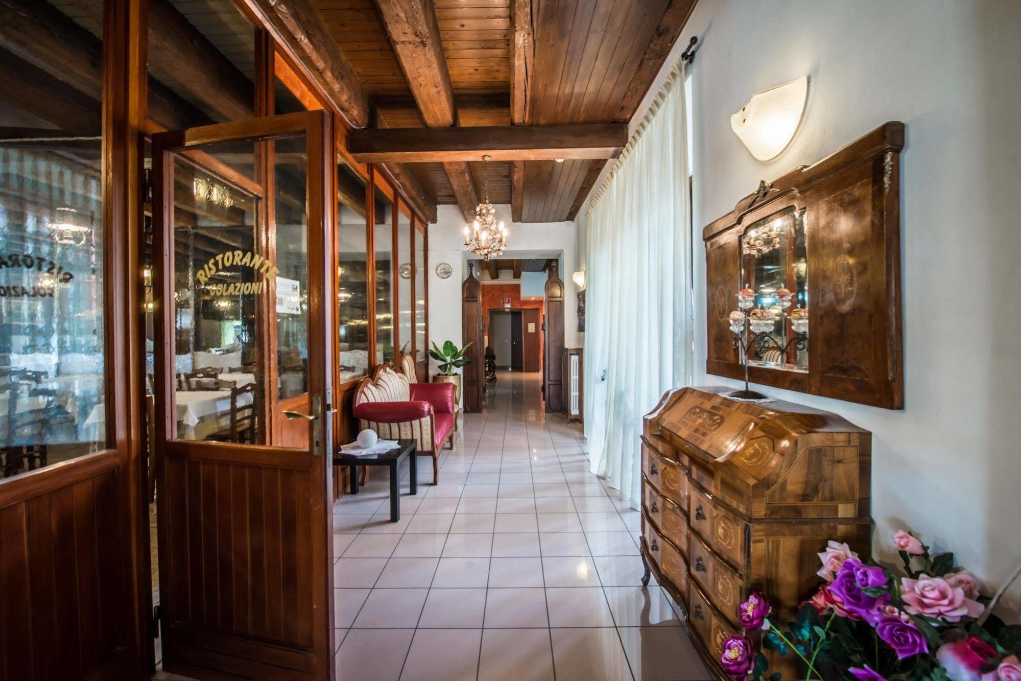פסקיארה דל גארדה Hotel Johnson מראה חיצוני תמונה