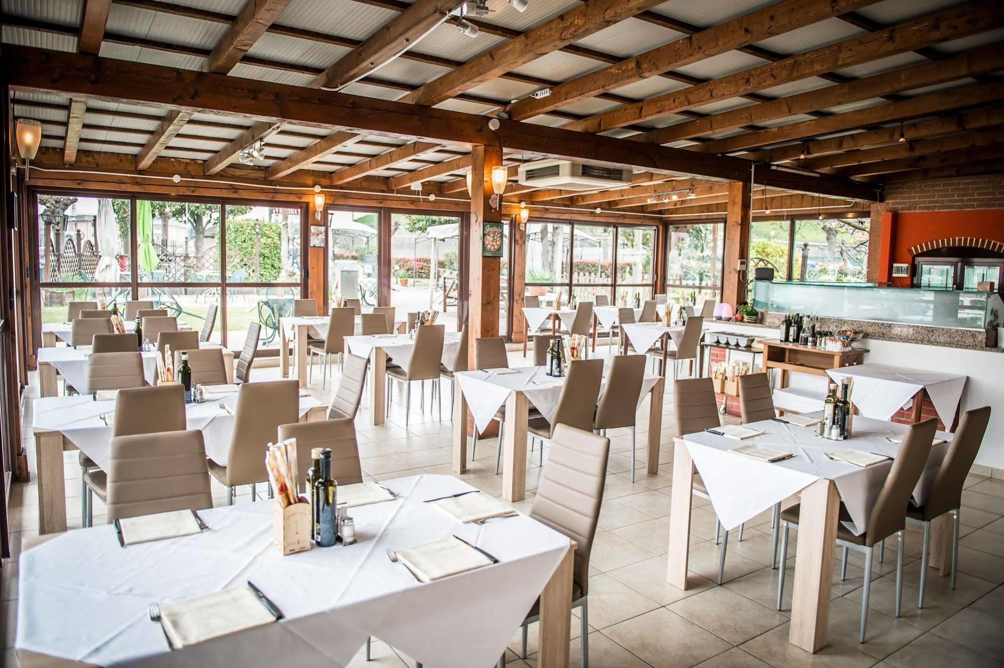 פסקיארה דל גארדה Hotel Johnson מראה חיצוני תמונה