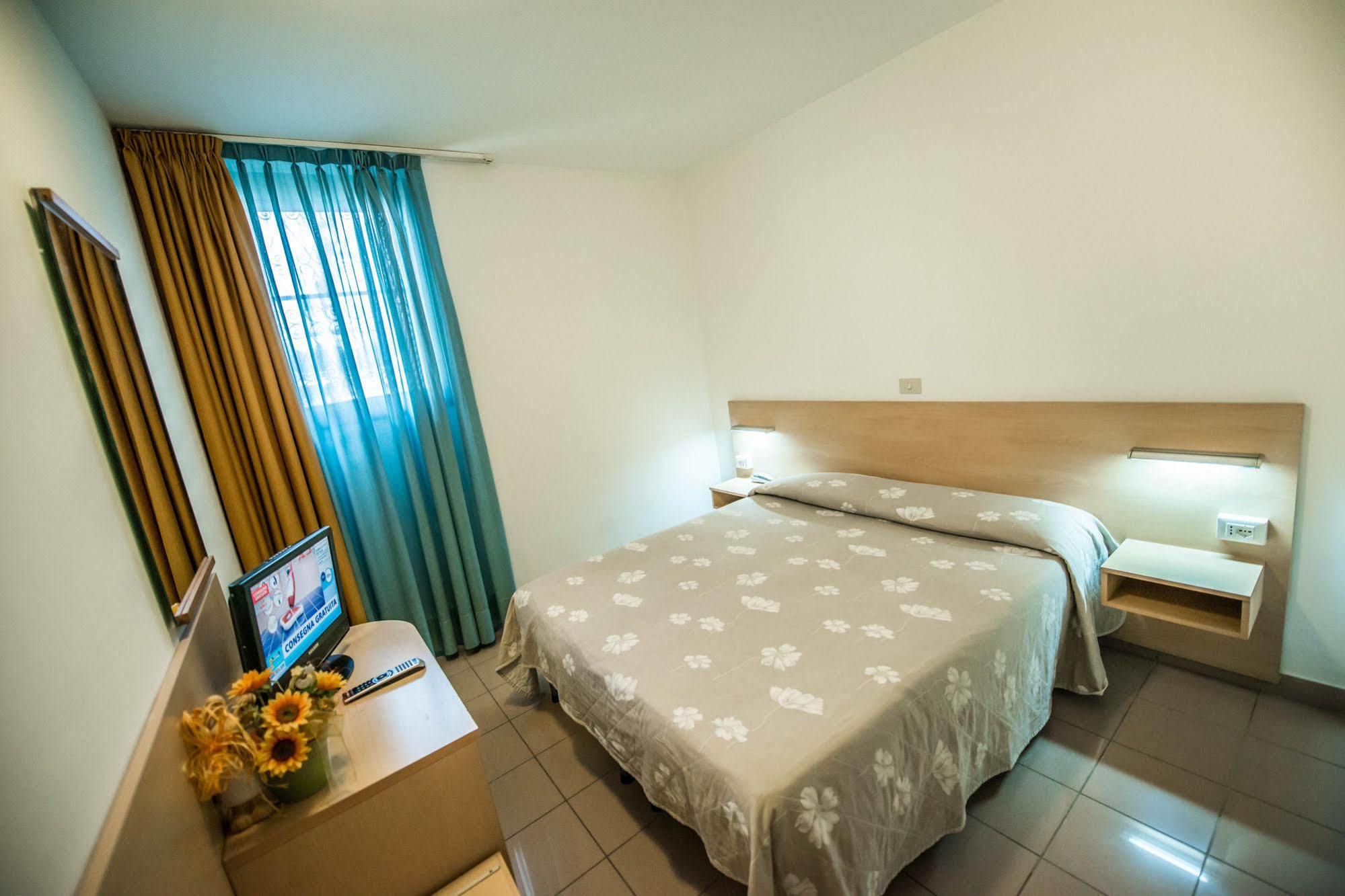 פסקיארה דל גארדה Hotel Johnson מראה חיצוני תמונה