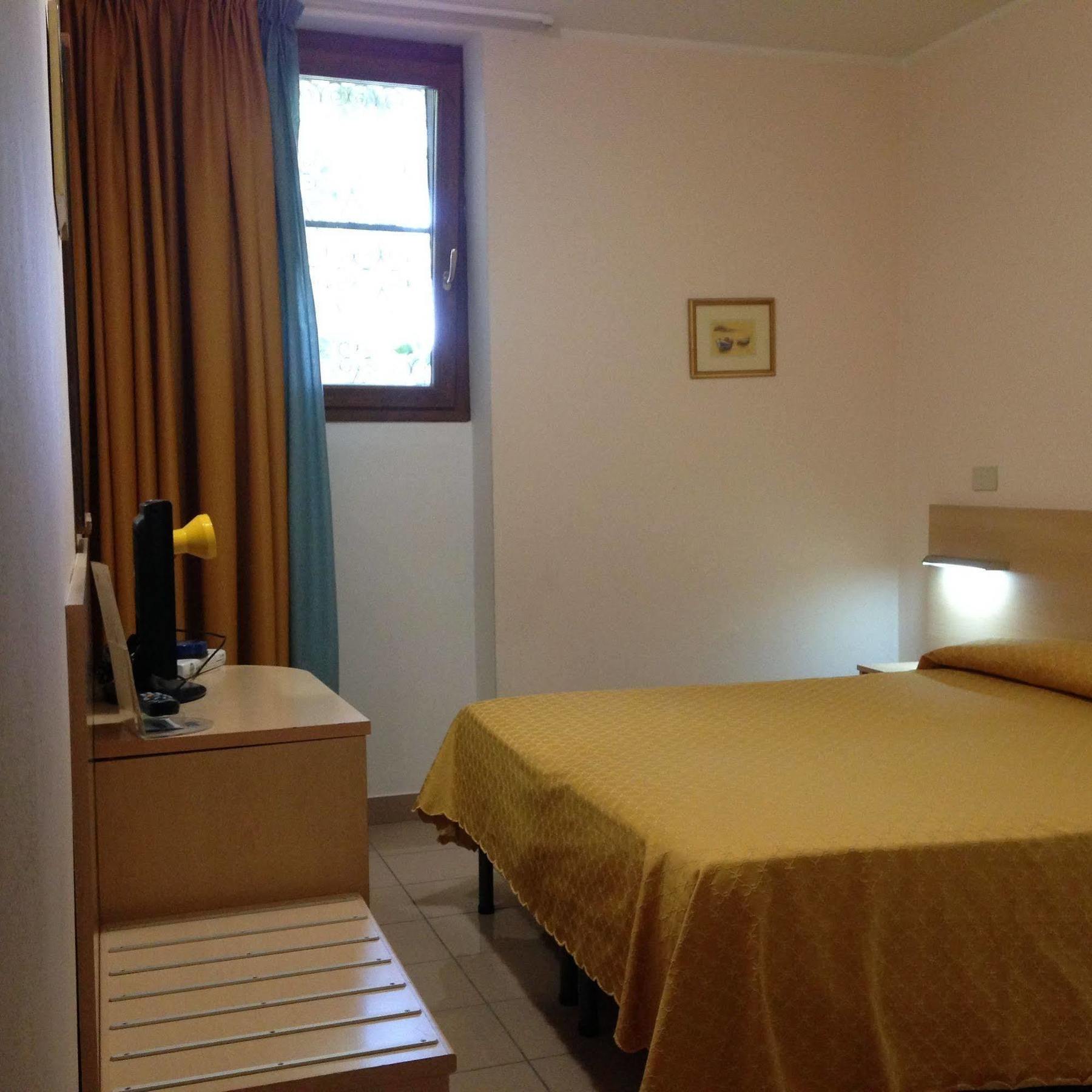 פסקיארה דל גארדה Hotel Johnson מראה חיצוני תמונה