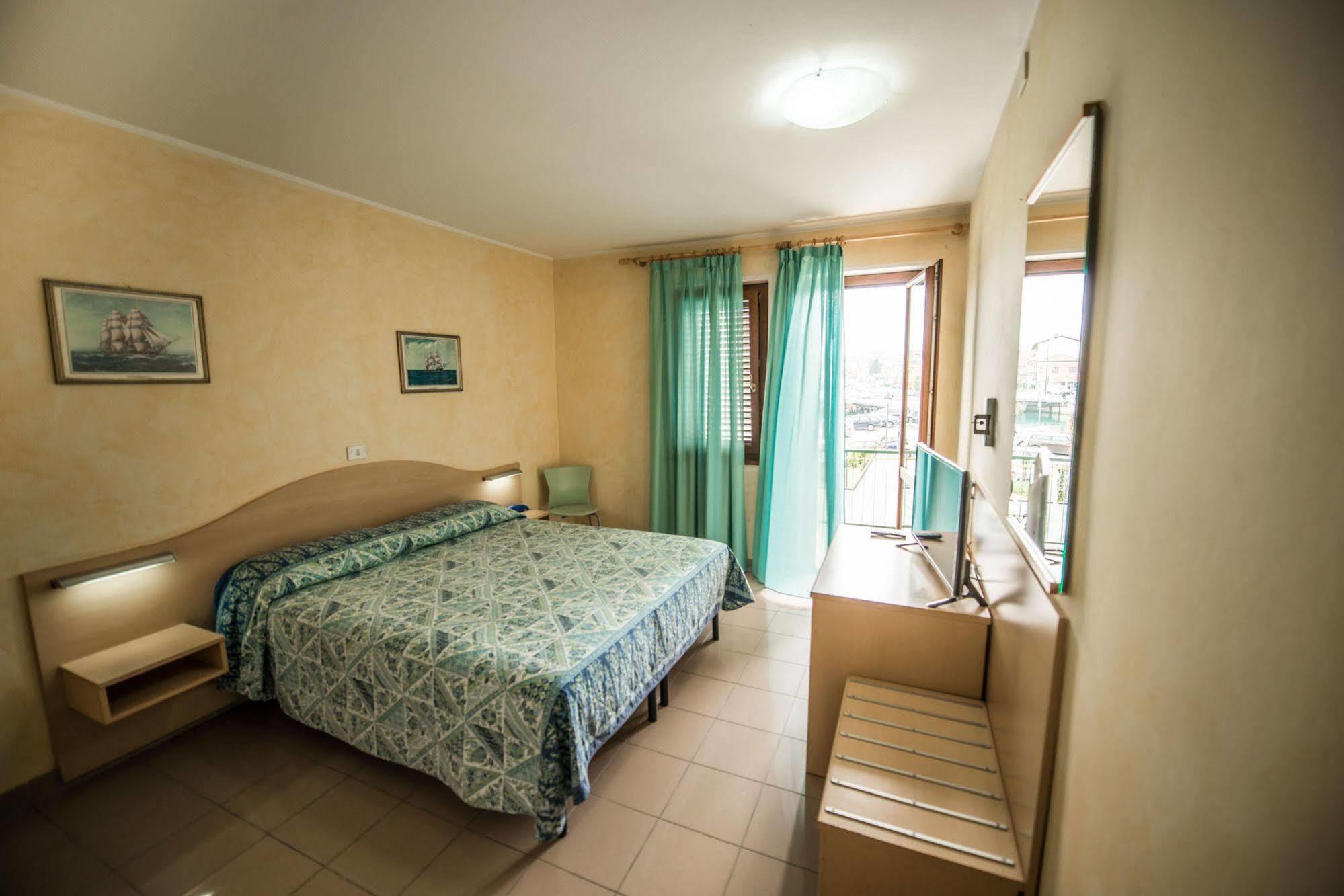 פסקיארה דל גארדה Hotel Johnson מראה חיצוני תמונה