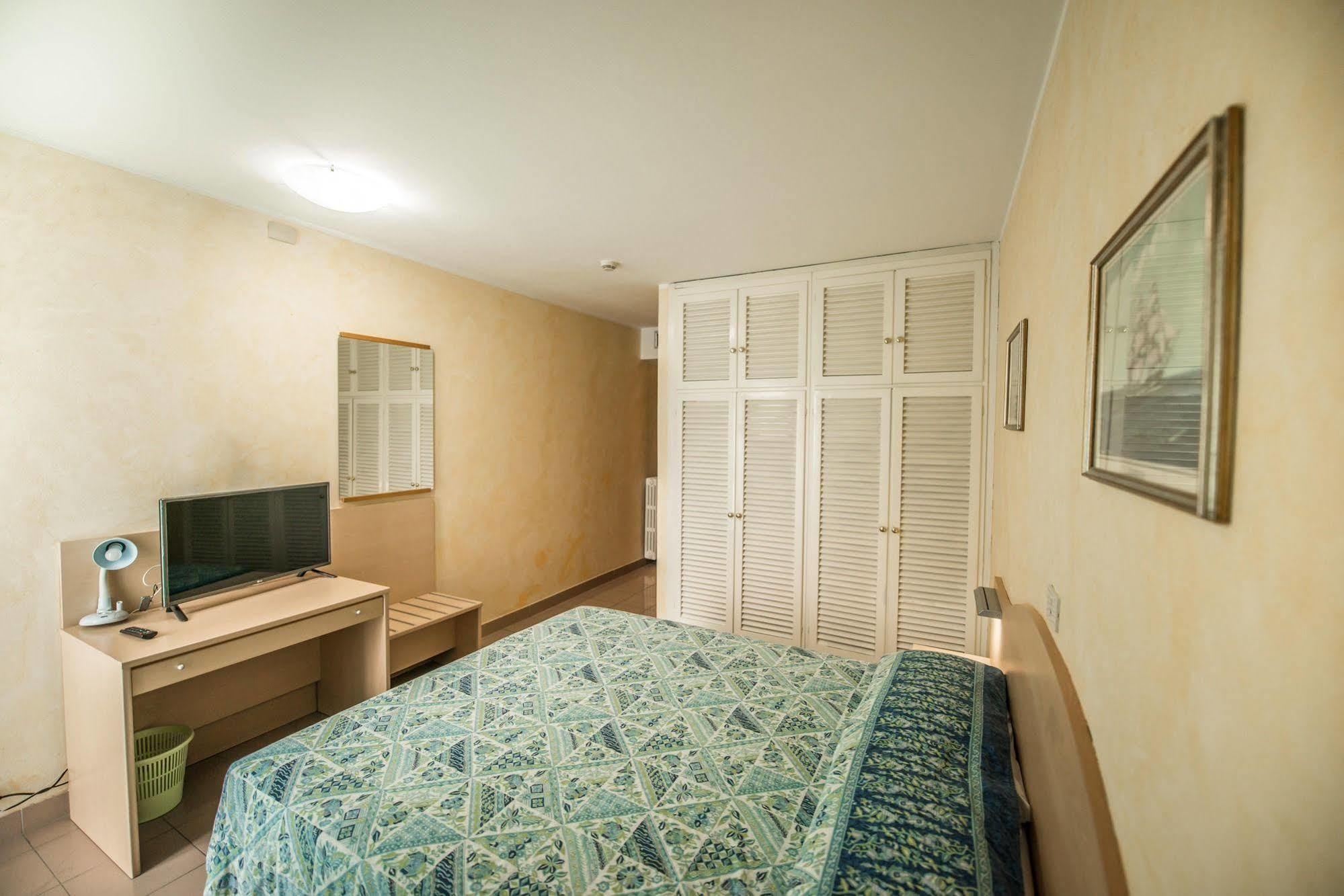 פסקיארה דל גארדה Hotel Johnson מראה חיצוני תמונה